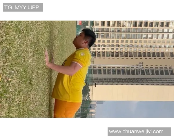 足球明星们的俯卧撑训练瞬间展现力量与魅力的完美结合